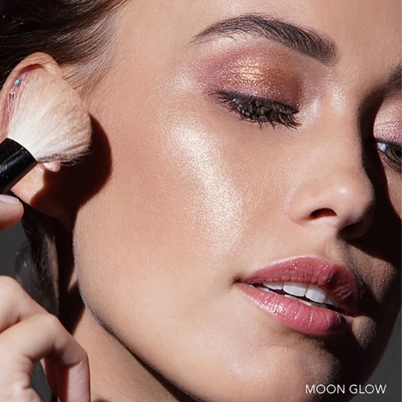 Bobbi Brown Highlighting Powder - Picture 2 of 16